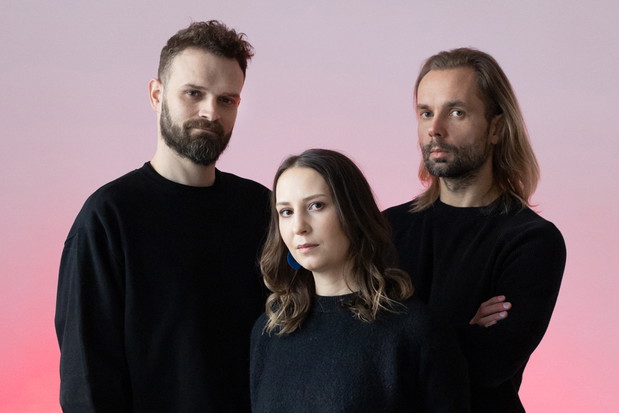 Autorzy wystawy Datament w Pawilonie Polskim na Biennale Architektury 2023. Od lewej Jacek Sosnowski, Anna Barlik, Marcin Strzała. Fot. Monika Ciepłucha, 2023.