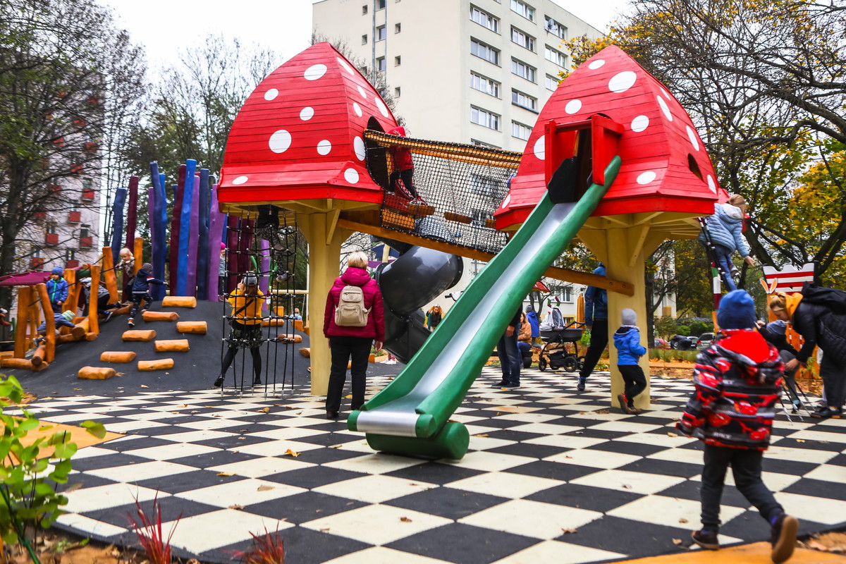 Plac zabaw jak z "Alicji w Krainie Czarów" Tima Burtona