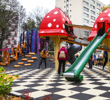 Plac zabaw jak z "Alicji w Krainie Czarów" Tima Burtona