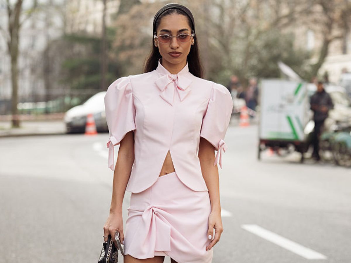 Spódnica w kolorze "Chanel pink" podbija wakacyjne trendy 2026. Drapowaną mini znalazłam w H&amp;M