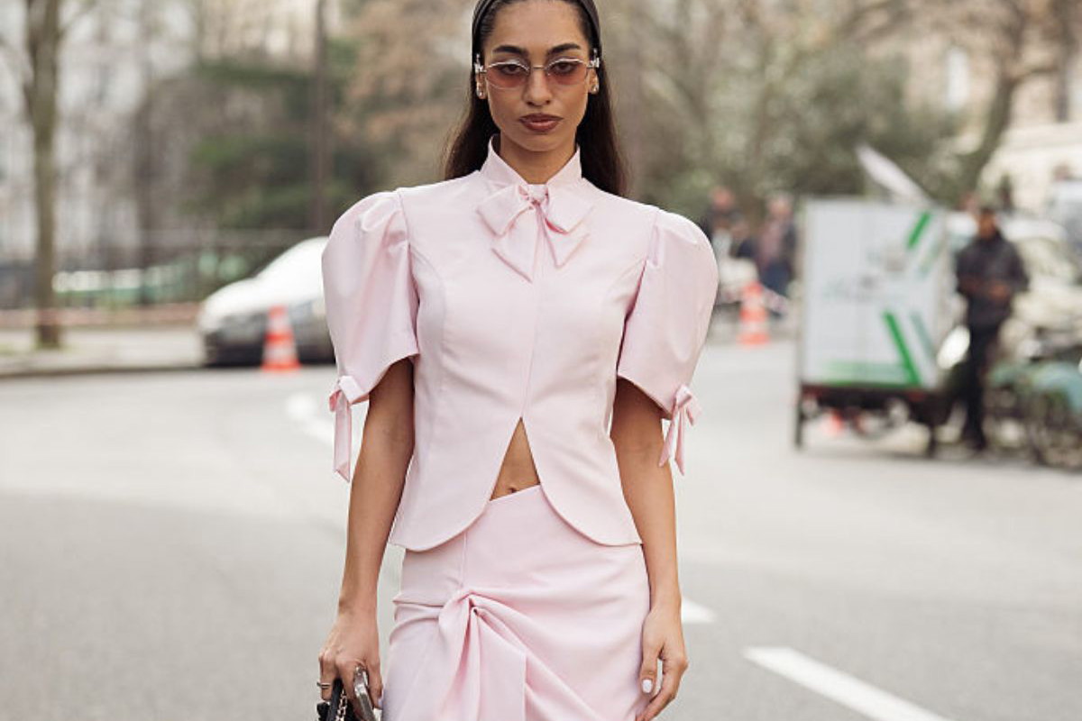 Spódnica w kolorze "Chanel pink" podbija wakacyjne trendy 2026. Drapowaną mini znalazłam w H&M