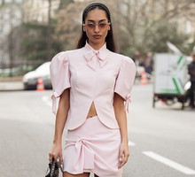 Spódnica w kolorze "Chanel pink" podbija wakacyjne trendy 2026. Drapowaną mini znalazłam w H&M
