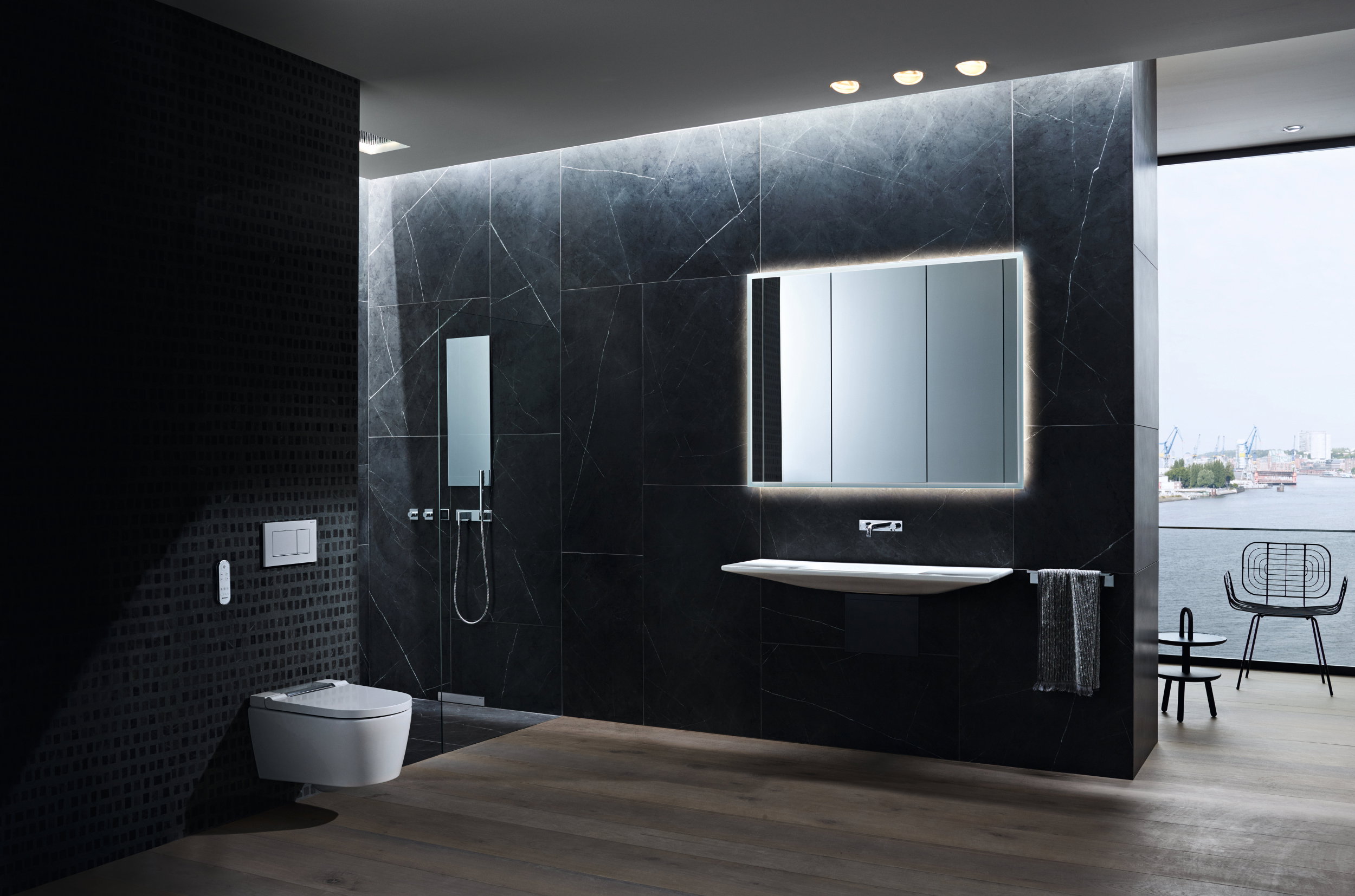 Toaleta myjąca Geberit AquaClean Sela łączy wyrazisty design oraz maksymalny komfort użytkowania.