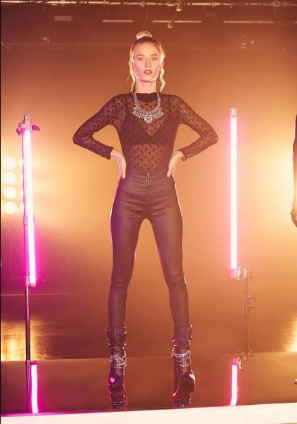 Andrzejki w rytmie disco? Zobacz nową kampanię Born2Be inspirowaną latami 80.