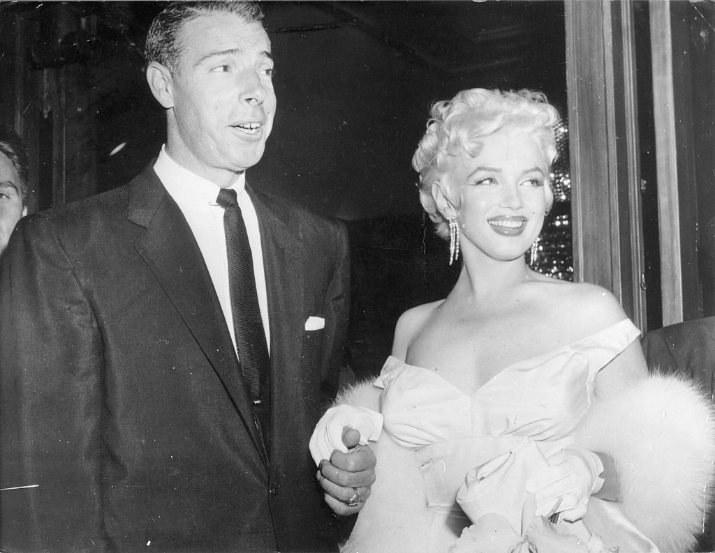 Marilyn Monroe mit ihrem geschiedenen Mann Joe Dimaggio bei der Premiere des Films 'Das verflixte siebente Jahr'