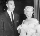 Marilyn Monroe mit ihrem geschiedenen Mann Joe Dimaggio bei der Premiere des Films 'Das verflixte siebente Jahr'