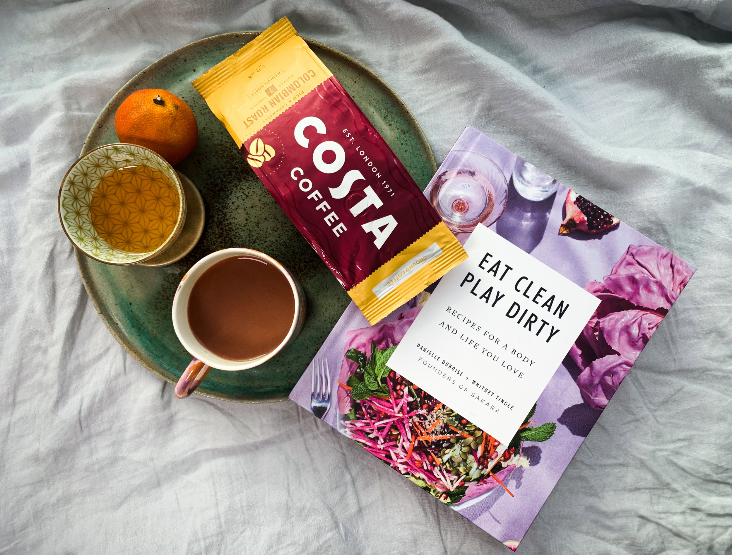 Książka przy kawie: Najciekawsze pozycje z naszej kuchennej biblioteczki [ELLE Book Club]