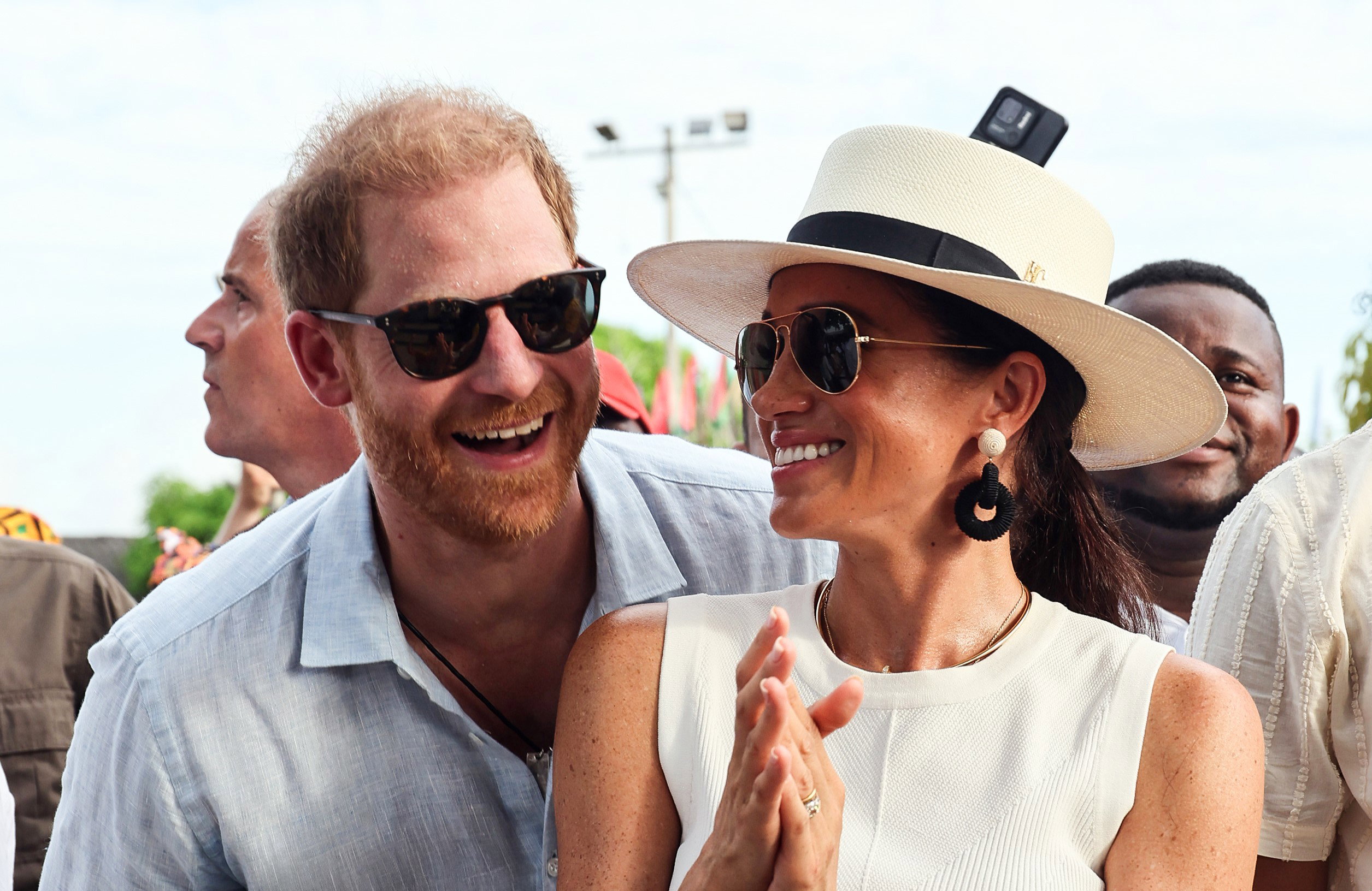 lekcja-stylu-od-meghan-markle-ksiezna-sussex-w-jedwabnym-komplecie-zadaje-szyku-w-podrozy-z-ksieciem-harry1-fa46414