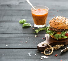 Dlaczego w restauracji lepiej unikać dań podawanych na drewnianych deskach?