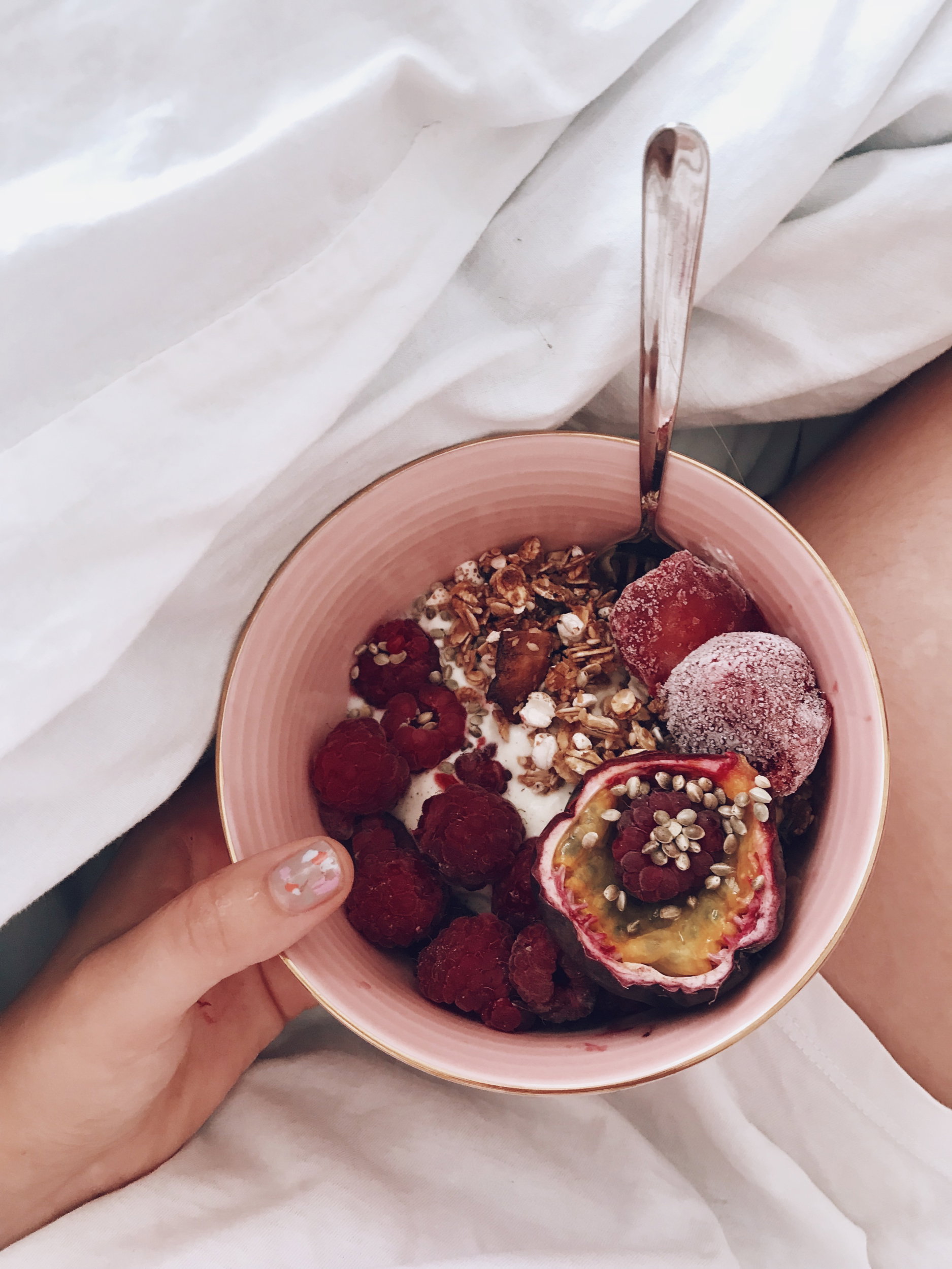 Jogurt z owocami i domową granolą