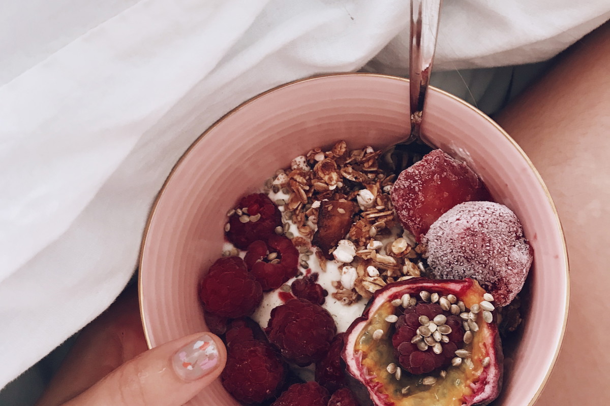 Jogurt z owocami i domową granolą