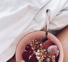 Jogurt z owocami i domową granolą