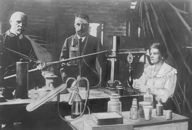 Maria i Piotr Curie w laboratorium_Narodowe Archiwum Cyfrowe
