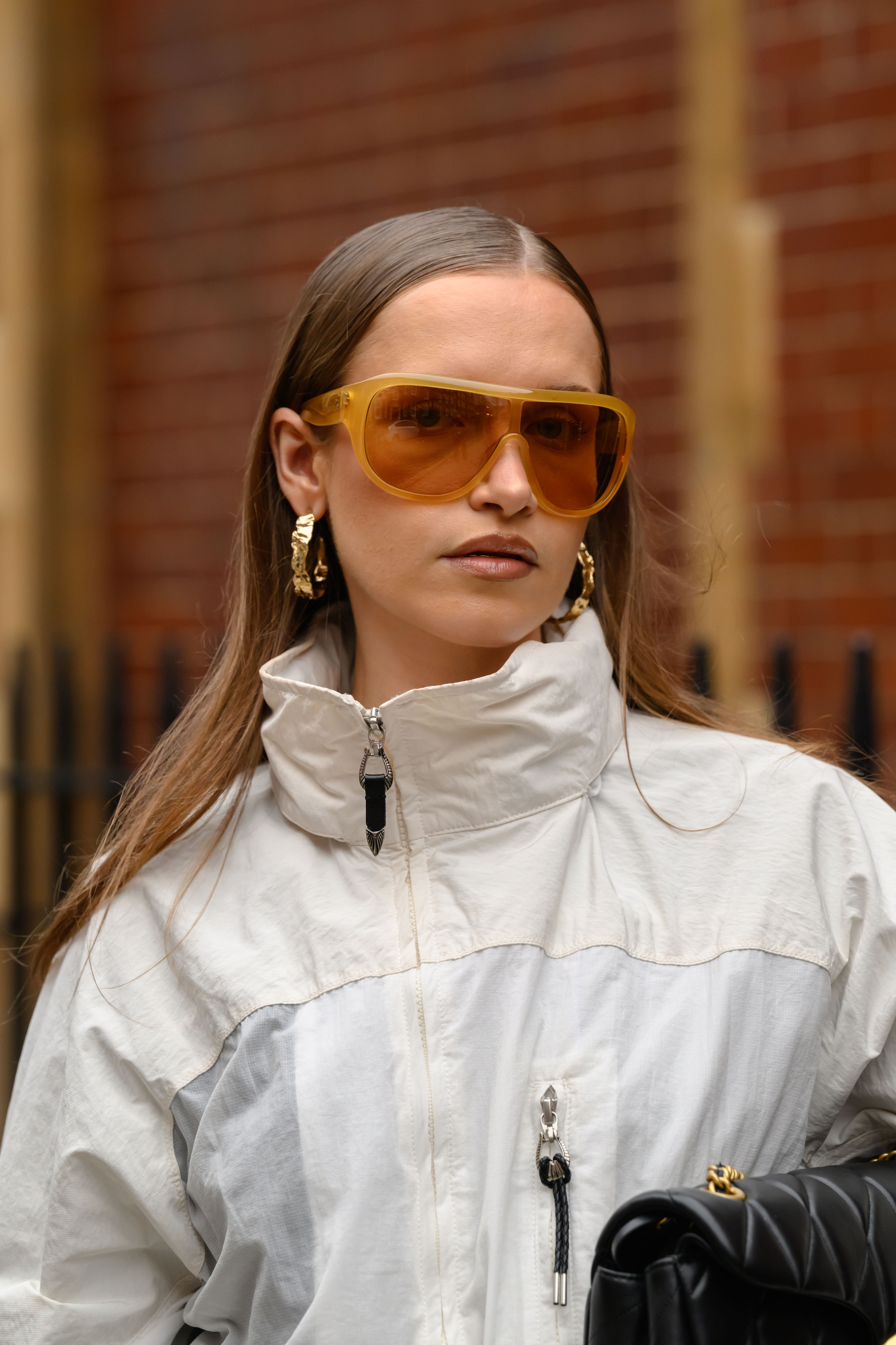 Sporty sunglasses – trend wiosny 2026: sport w eleganckim wydaniu