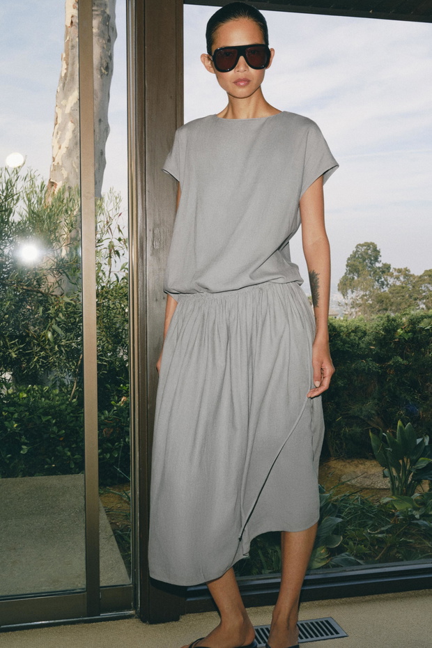 Drop-waist dress – trend wiosny 2026: obniżona talia w modzie