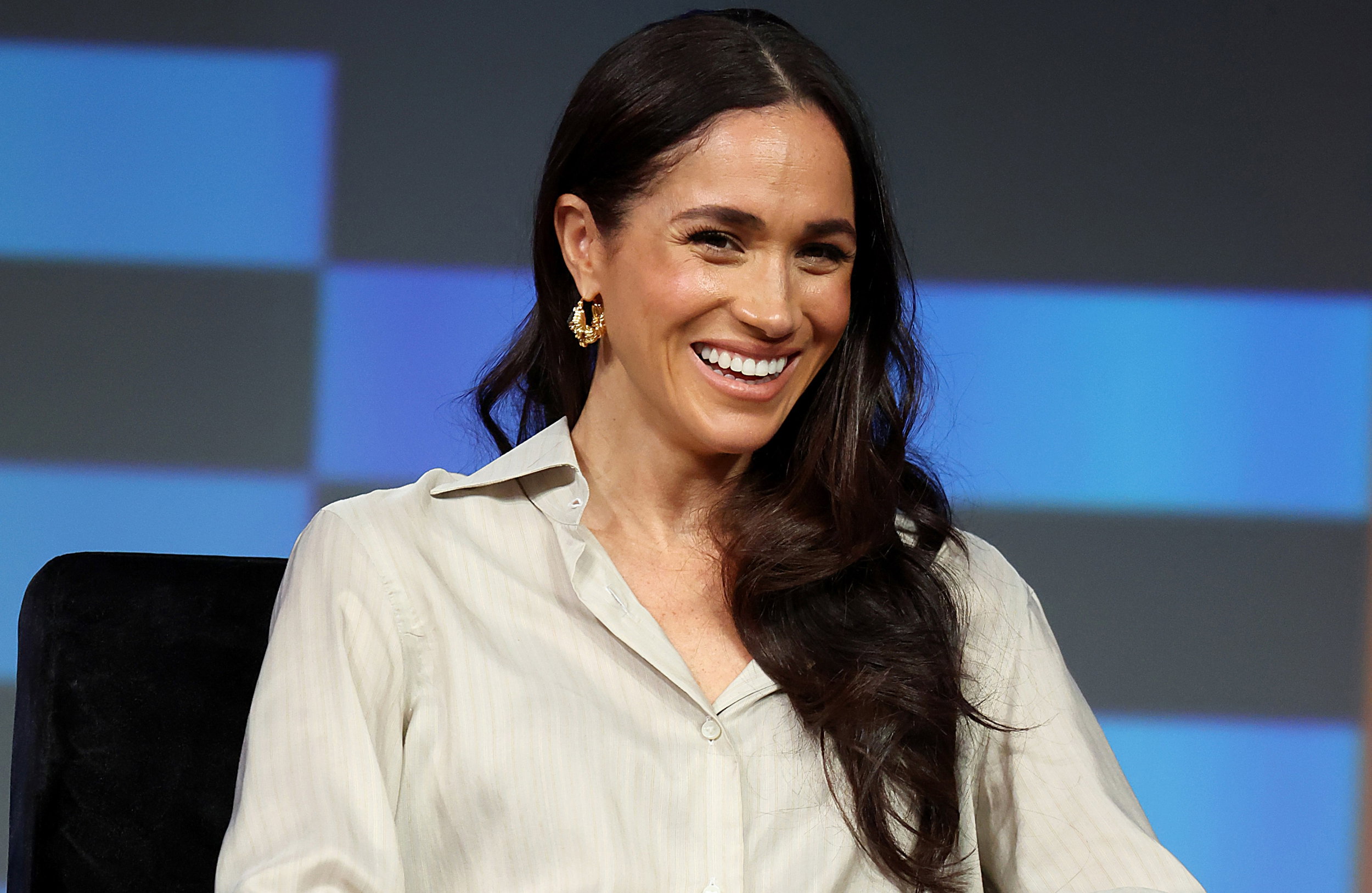 Meghan markle oddaje hołd księżnej Dianie. Ten jeden detal w stylizacji księżnej Sussex przykuwa uwagę