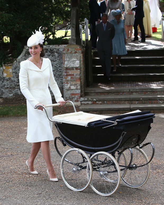 Księżna Kate w kreacji Alexander McQueen na chrzcinach księżniczki Charlotte, 5