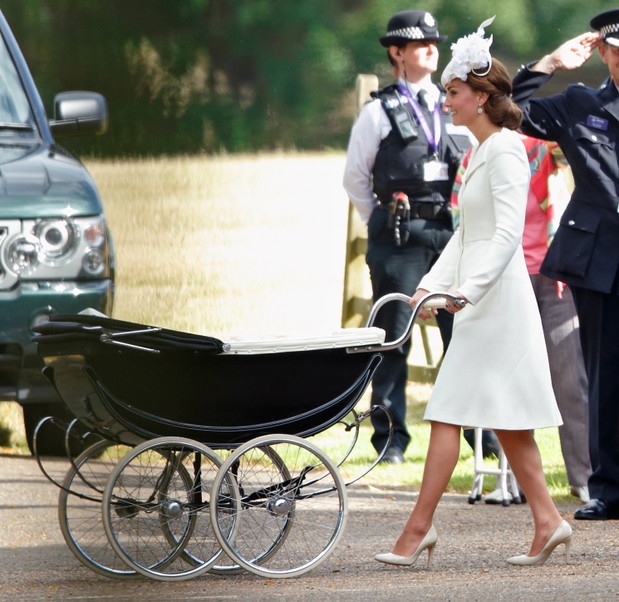 Księżna Kate w kreacji Alexander McQueen na chrzcinach księżniczki Charlotte, 5