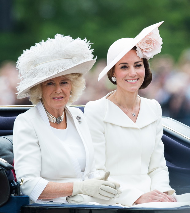 Księżna Kate w kreacji Alexander McQueen podczas parady Trooping the Colour , 11