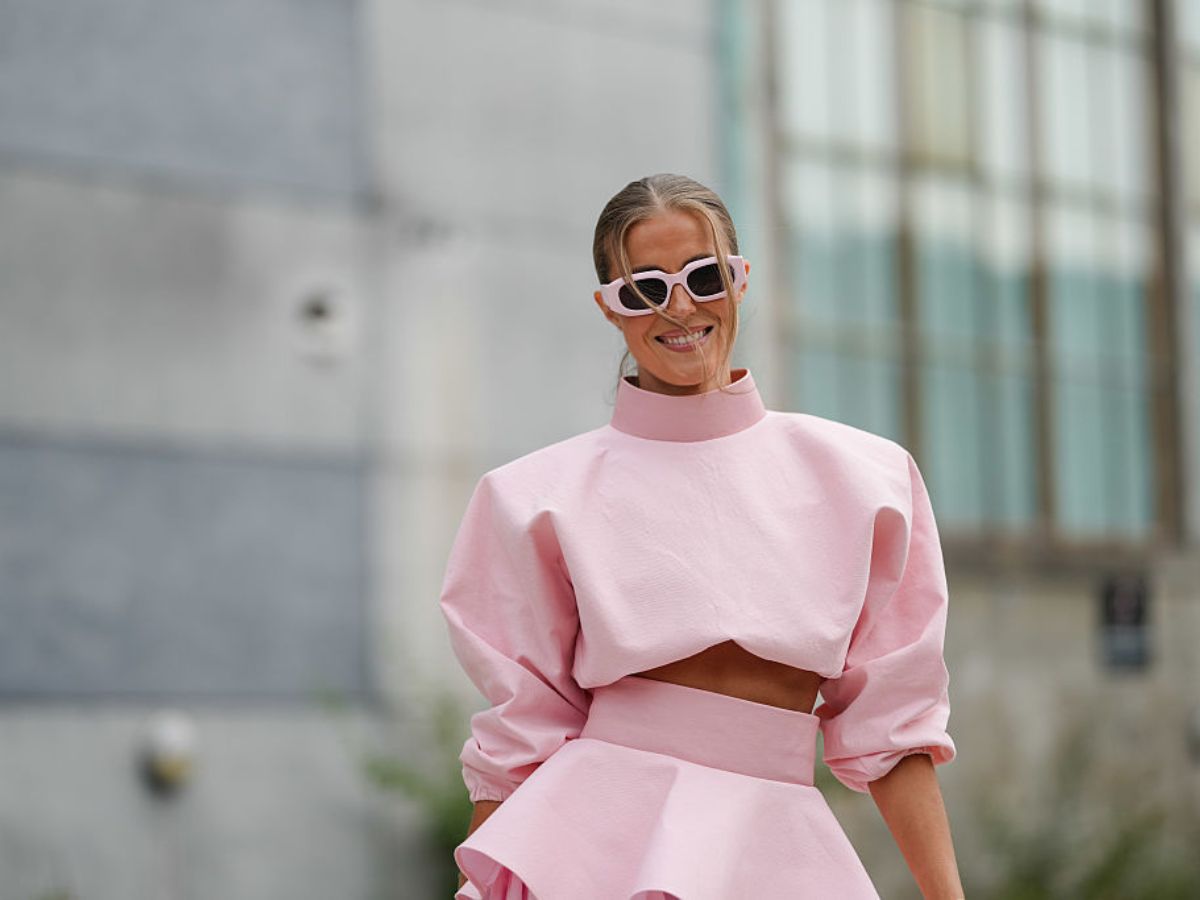 Kopertowa spódnica z modalem w kolorze "Chanel pink" to nowy hit H&amp;M na lato 2026. Ma wysoki stan i stylowe drapowanie
