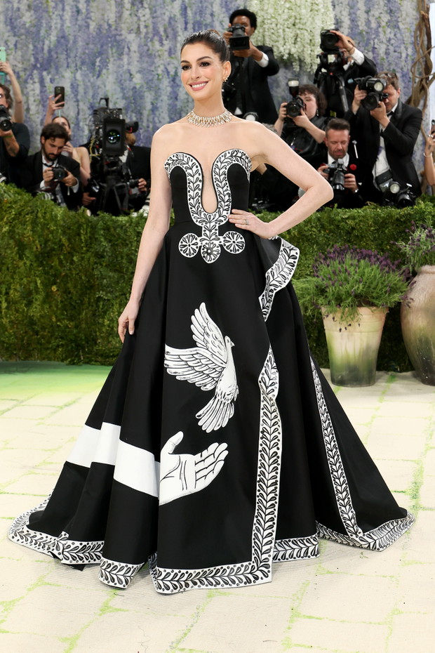 Anne Hathaway miała na sobie suknie Michaela Korsa zainspirowaną wierszem "Ode on a Grecian Urn" Johna Keatsa
