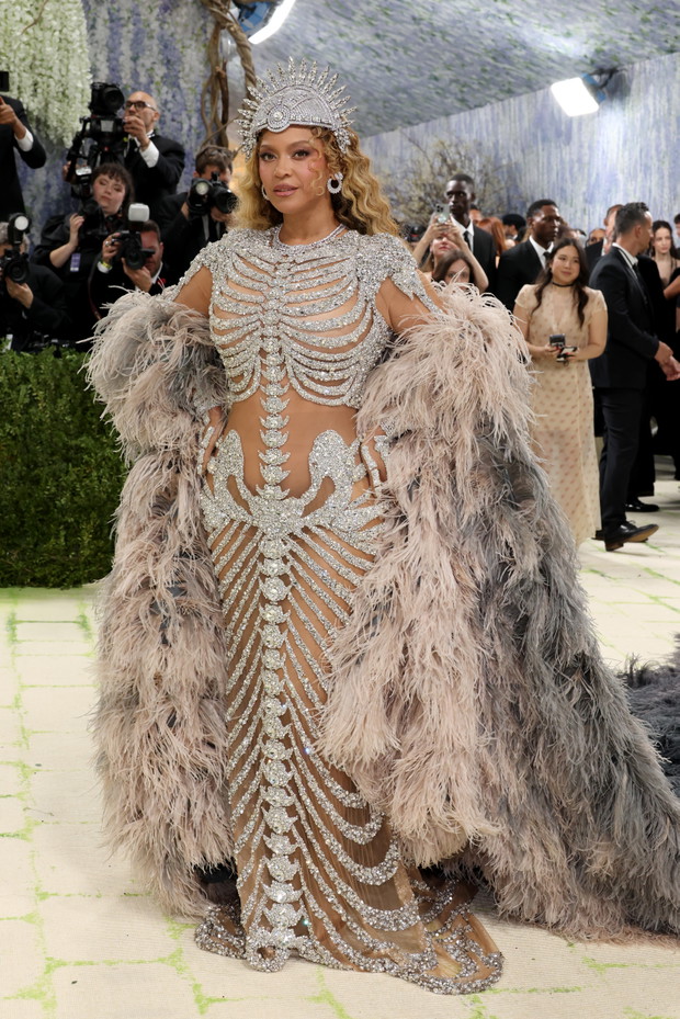 Beyonce powróciła na Met Galę po dziesięciu latach nieobecności w sukni Oliviera Rousteinga