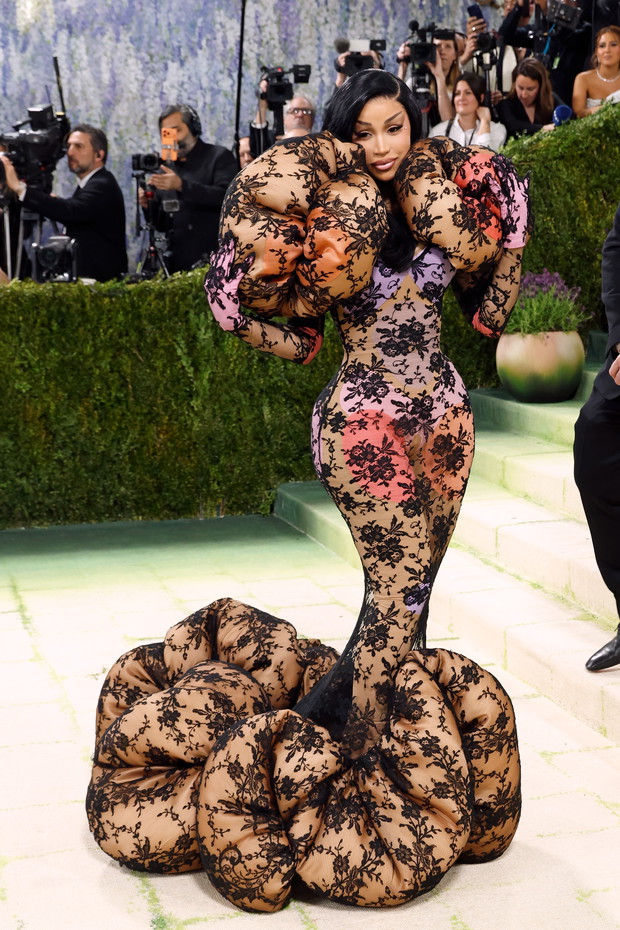 Cardi B w sukni Marca Jacobsa zainspirowanej serią fotografii "The Doll" Hansa Bellmera