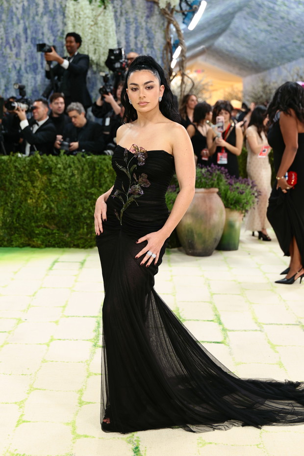 Charlie XCX w kreacji Saint Laurent, w której fioletowe kwiaty nawiązują do obrazu Van Gougha