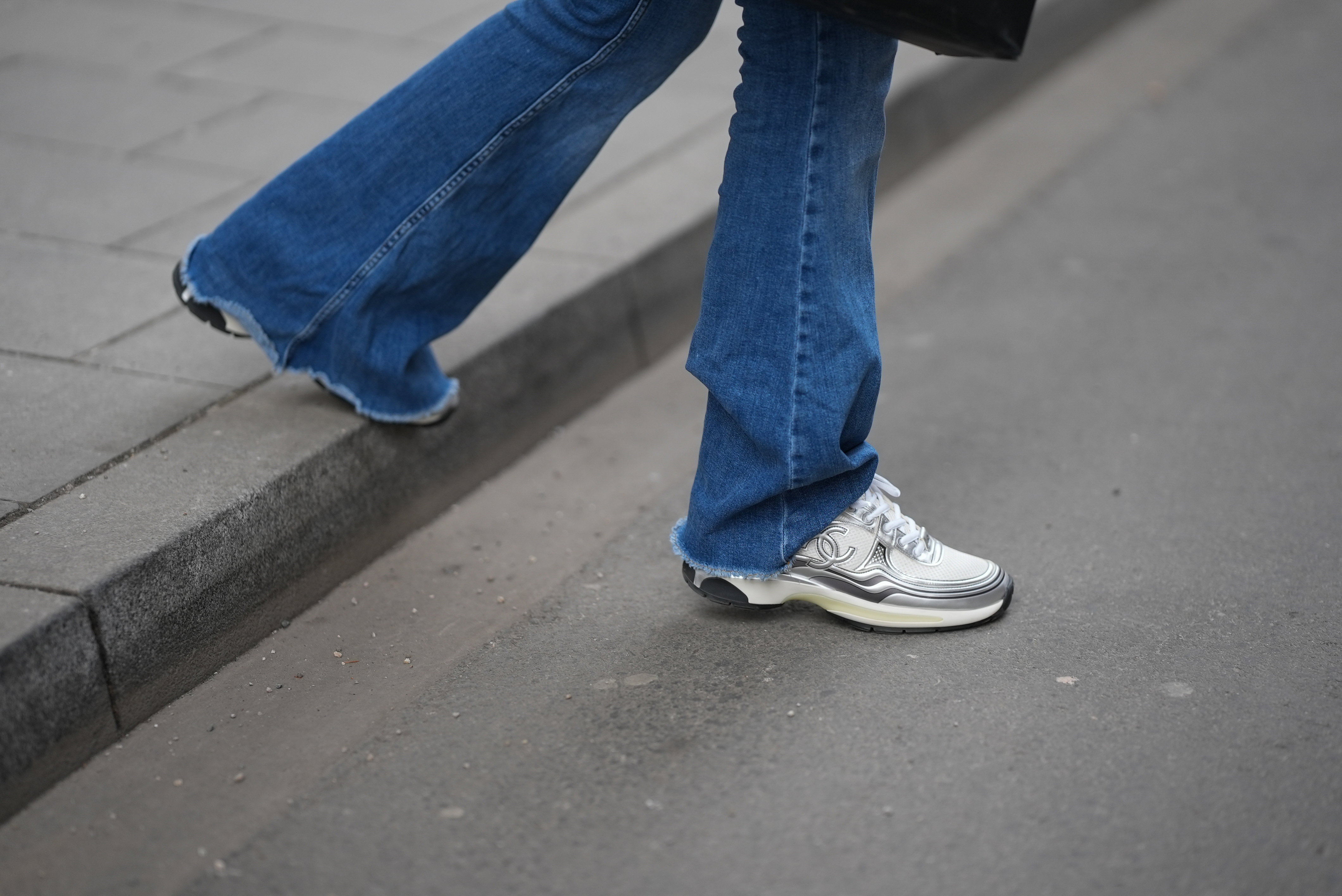 Mom jeans + chunky sneakers. Najlepsze buty do baggy jeans 2026