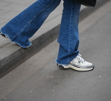 Mom jeans + chunky sneakers. Najlepsze buty do baggy jeans 2026