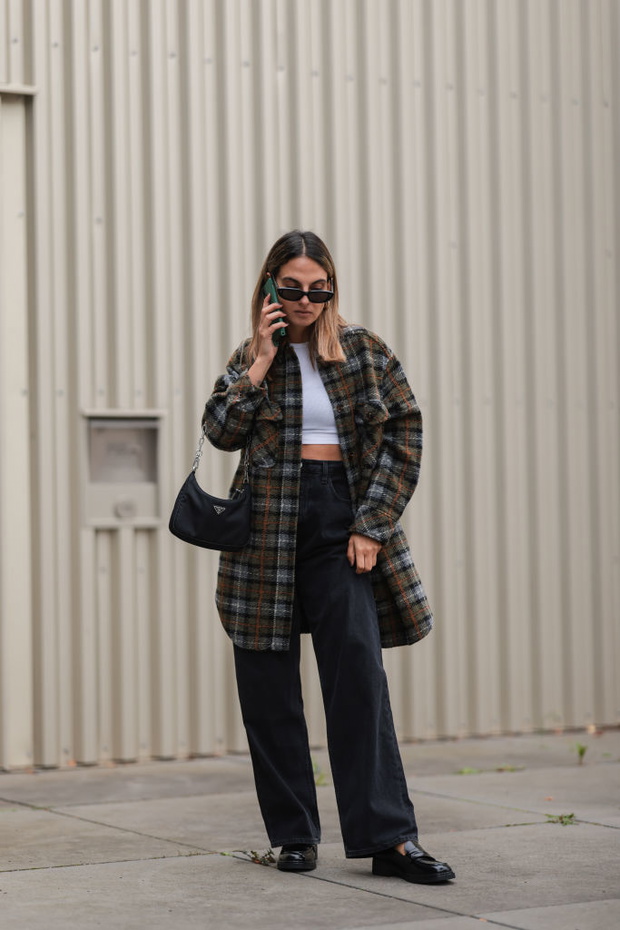 Chunky loafers i flannel shirt – modny duet na wiosnę-lato 2026