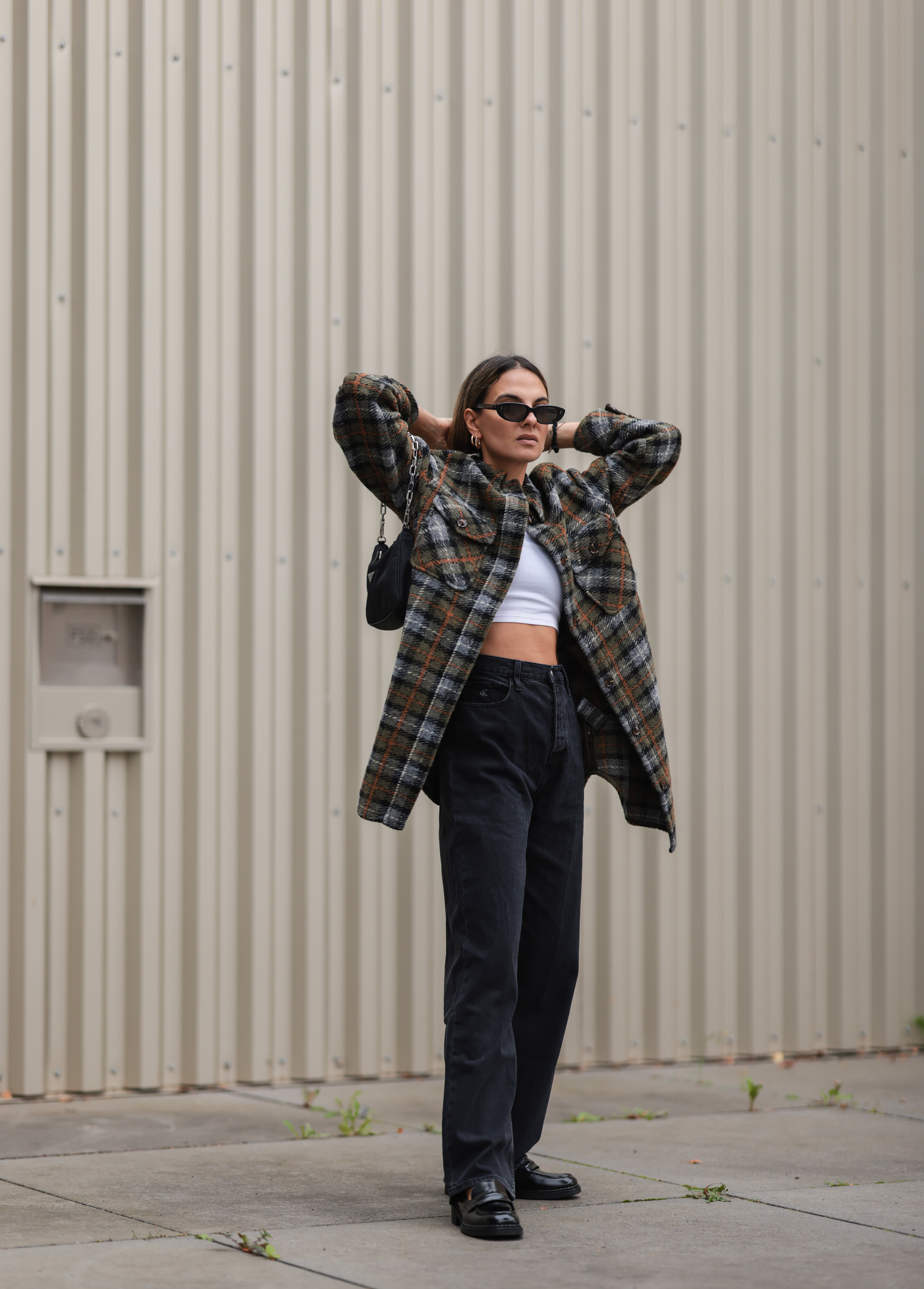 Chunky loafers i flannel shirt – modny duet na wiosnę-lato 2026