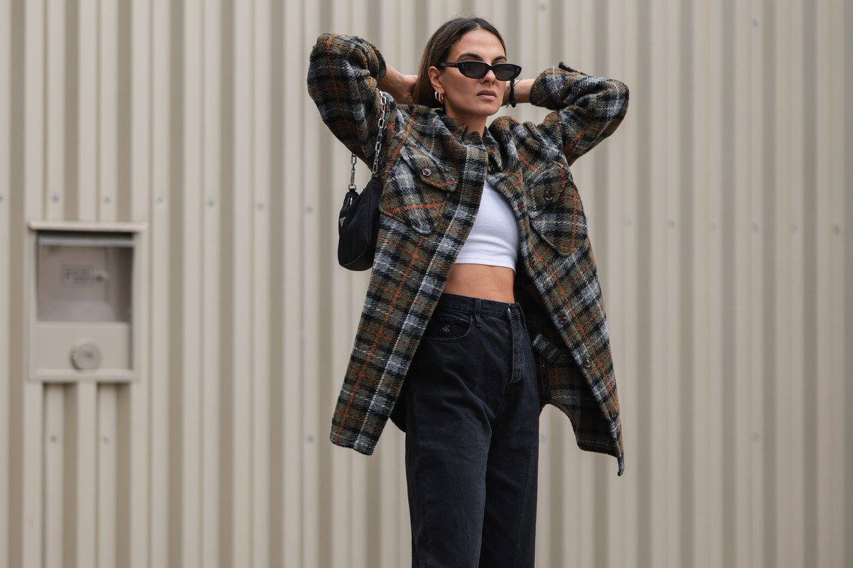 Chunky loafers i flannel shirt – modny duet na wiosnę-lato 2026