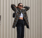 Chunky loafers i flannel shirt – modny duet na wiosnę-lato 2026