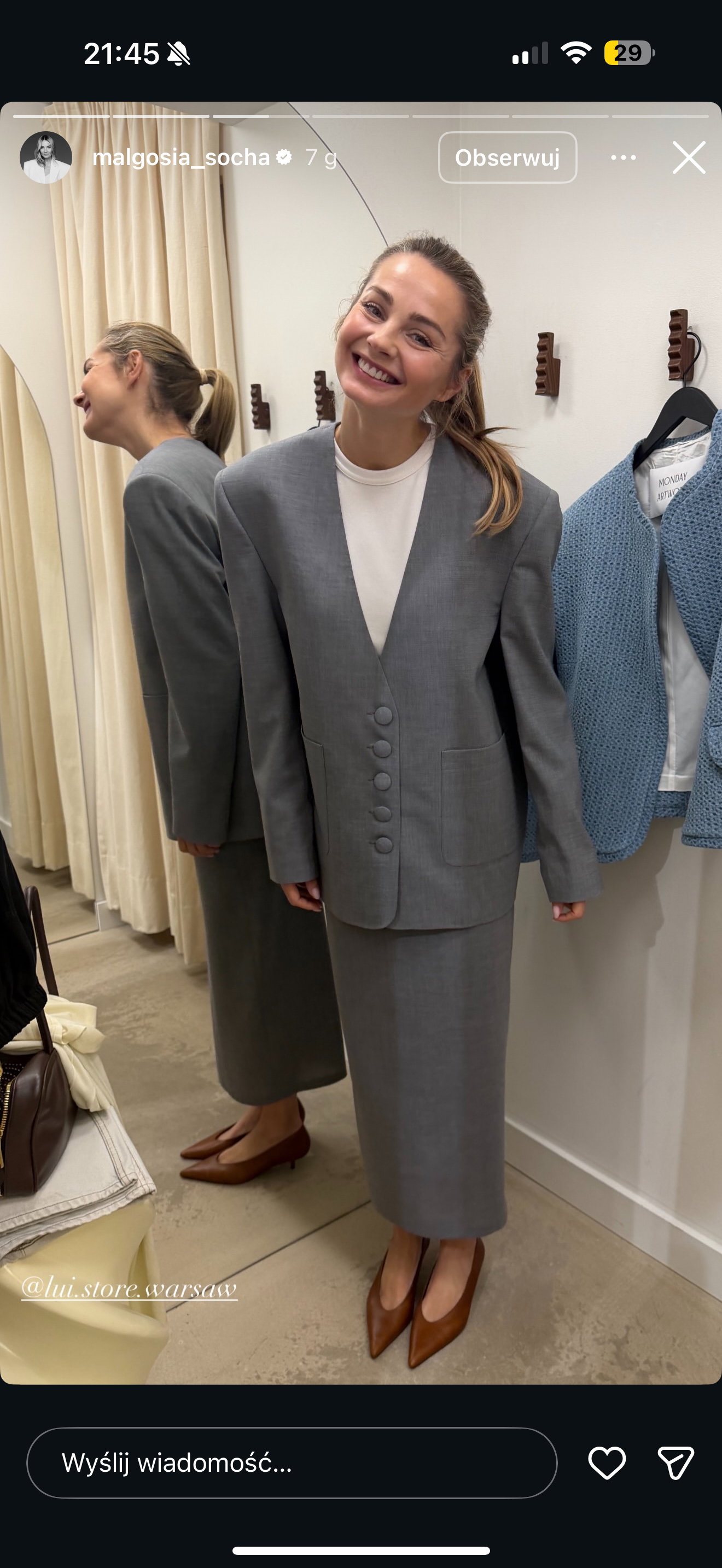 Buttoned blazer dress – modny look w stylu quiet luxury
