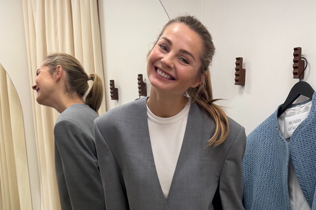 Buttoned blazer dress – modny look w stylu quiet luxury