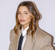 Julia Wieniawa w modnym płaszczu