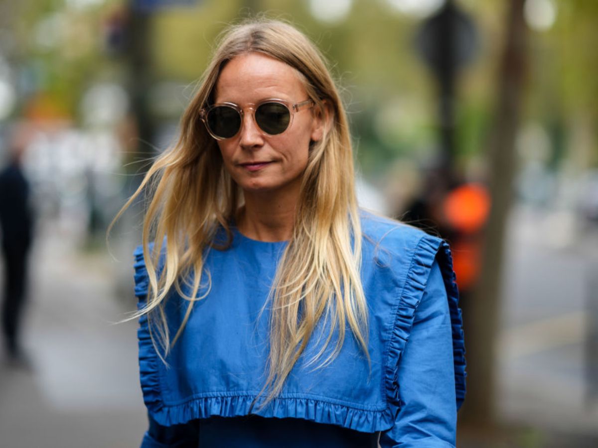 Bluzka „cloud blue” ze szczypankami i haftem angielskim z H&amp;M to ideał na wiosnę 2026 do jeansów
