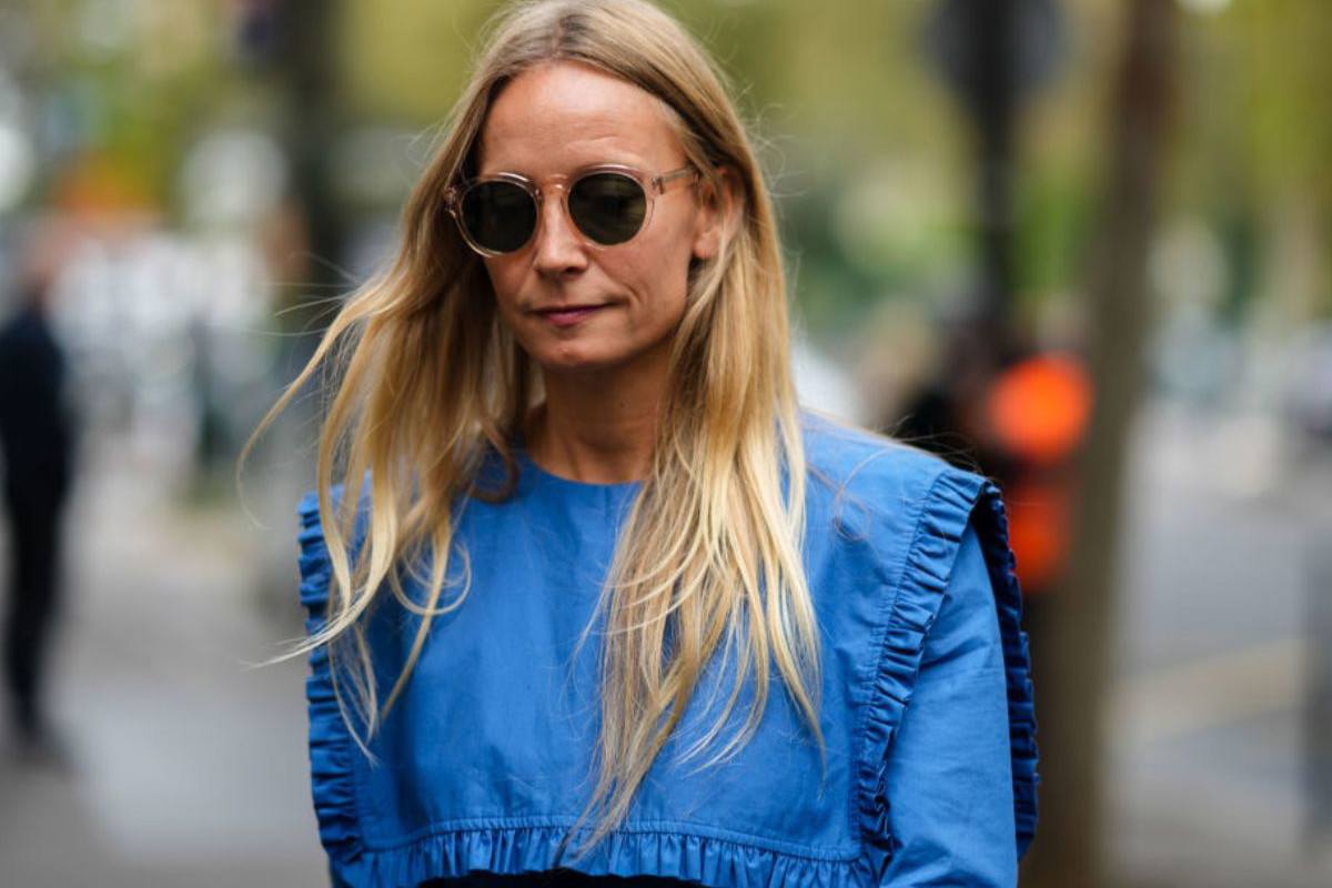 Bluzka „cloud blue” ze szczypankami i haftem angielskim z H&M to ideał na wiosnę 2026 do jeansów