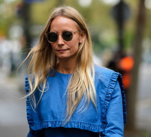 Bluzka „cloud blue” ze szczypankami i haftem angielskim z H&M to ideał na wiosnę 2026 do jeansów