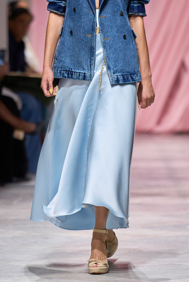Spódnica midi z H&M w kolorze "Columbia" zachwyca świeżością