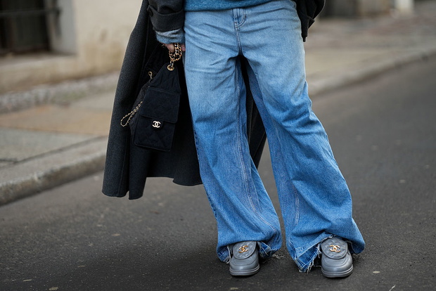 Mom jeans + chunky sneakers. Najlepsze buty do baggy jeans 2026