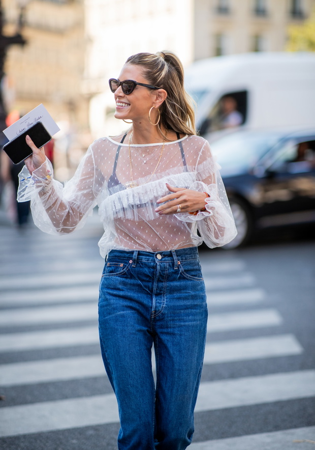 Sheer blouse z mom jeans – modny duet na wiosnę 2026