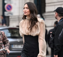 Sheer blouse z mom jeans – modny duet na wiosnę 2026