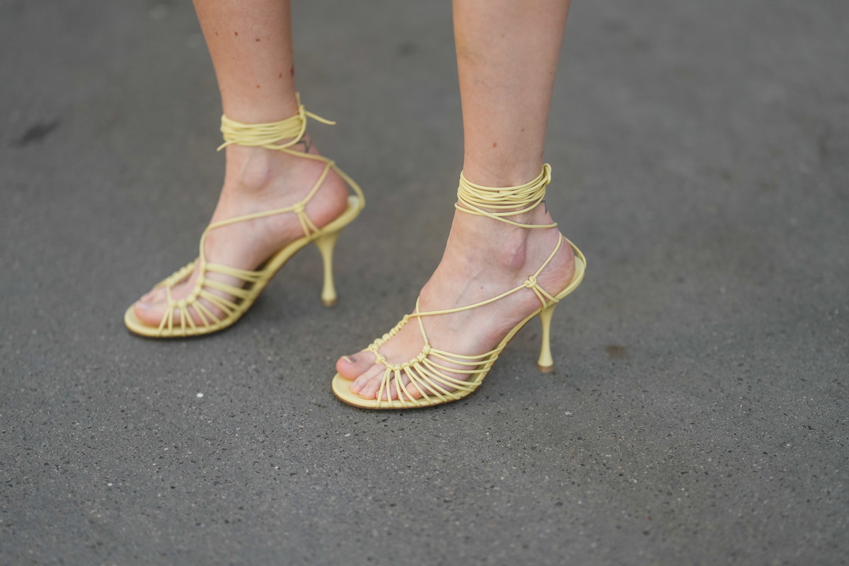 Strappy heels z Mango – modne buty na wiosnę 2026
