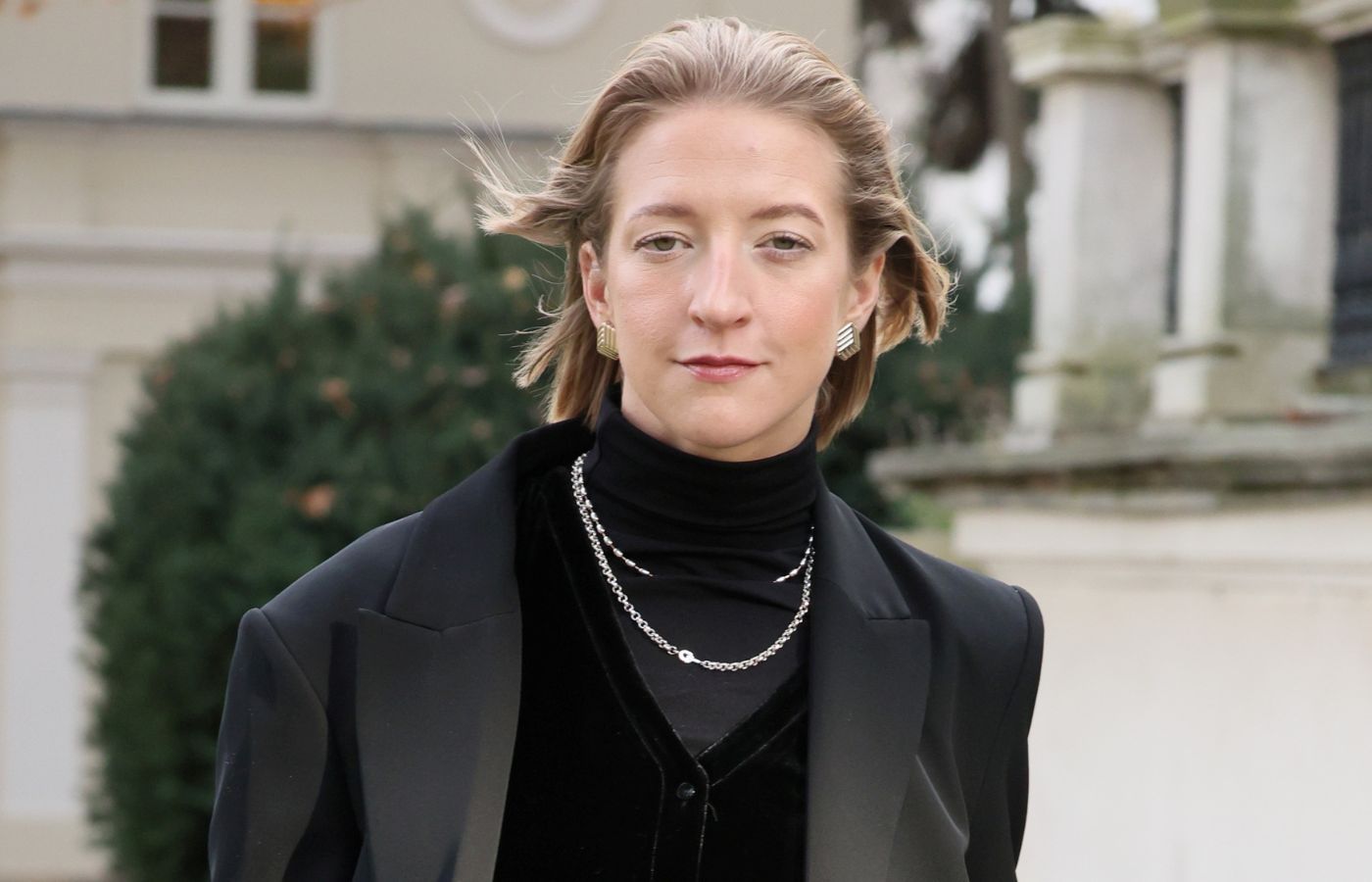 Lara Gessler w marynarce na wiosnę
