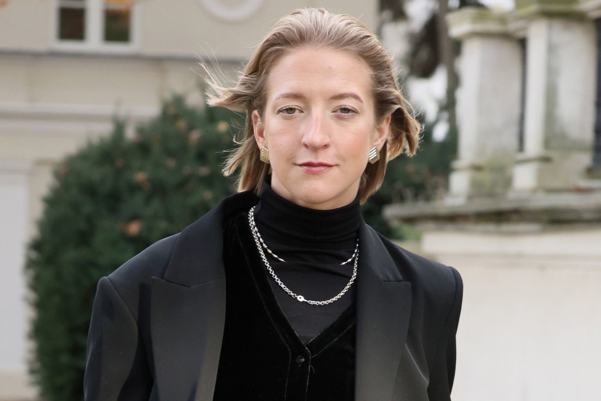 Lara Gessler w marynarce na wiosnę