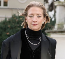 Lara Gessler w marynarce na wiosnę