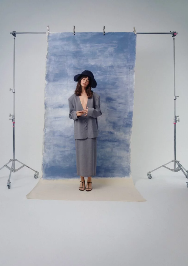 Buttoned blazer dress – modny look w stylu quiet luxury