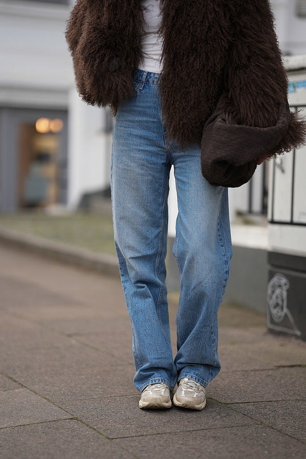 Mom jeans + chunky sneakers. Najlepsze buty do baggy jeans 2026